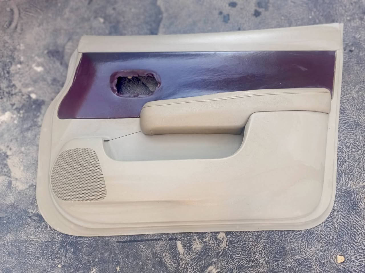 السلام عليكم ابطاين نيسان تيدا كلش نظيفات بس اشويه شك ابمالت السايق السعر 75الف عنوان واسط رقم الهاتف ***********
