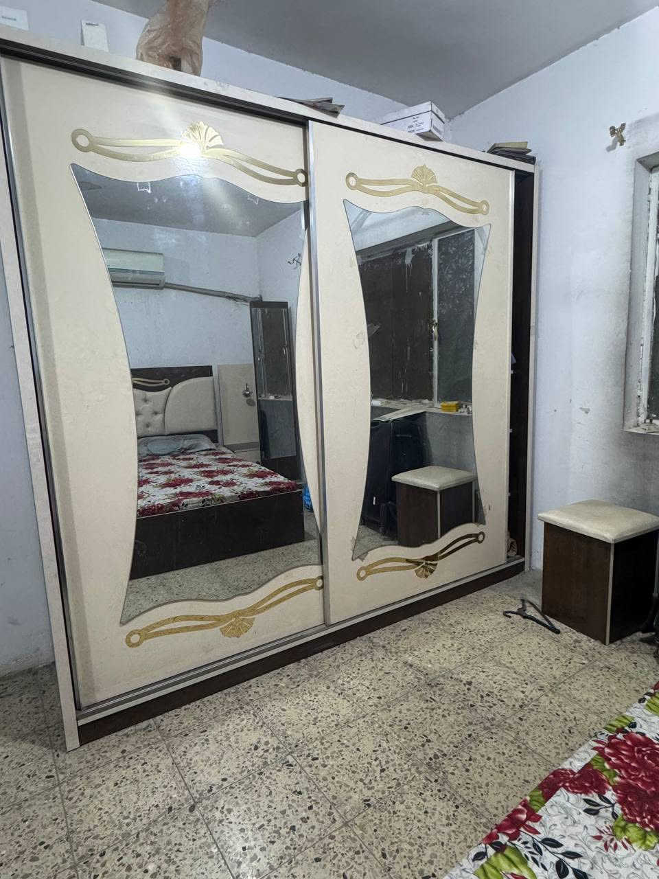 عندي اثاث مال بيت واريد انتقل ميكفي ببيتي الجديد فعارضها بهالاسعار وبيها مجال بسيط للي ياخذهم كلهم سوه

القنفات عدد ٣ سعر ٣٥٠ الف
غرفه نوم تركيه  الي لونها بيجي سعر ٤٠٠ الف
كنتور وردي مال بنات سعر ٥٠ الف
كنتور اسود صاج سعر ١٥٠ الف 
عنوان بغداد السيديه 
تواصل مع الرقم ***********
