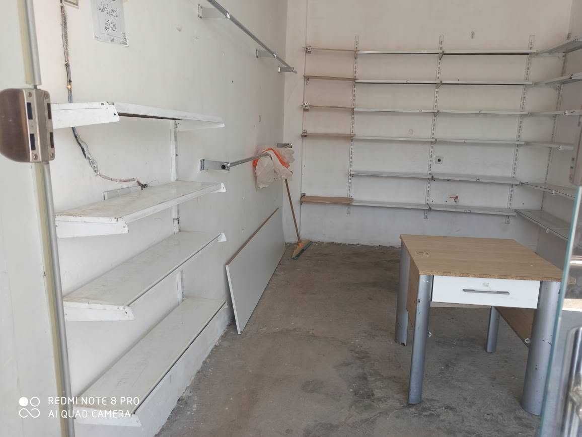 بەناوی خودای مهرەبان ئەم ڕەفە و کورسی و مێزە بۆ فرۆشتن ڕەفە حەوت مەتر و بیستە سانتیمە حەوت رێز بەرز ئه کرێتەوە زۆر پاک و بی کێشەن نرخی هەموویان بەیەکەوە 300هەزار  شوێن تەکیە نزیک چەمچه مال ***********، *********** شمشمل, السليمانية
