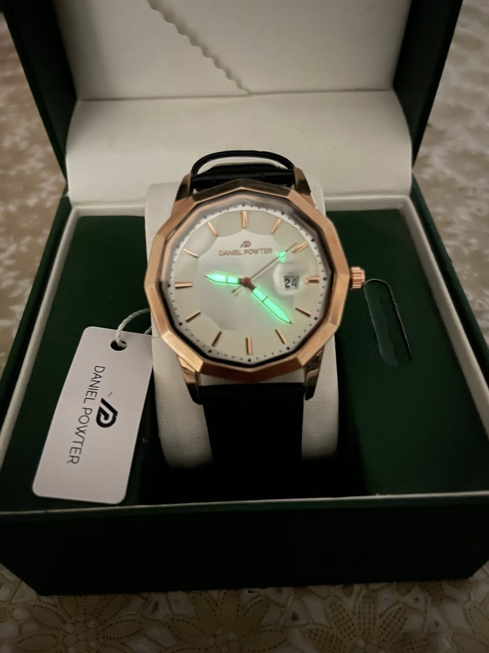 قطعة وحدة فقط 
ساعة  اصلية من ماركة Daniel Powter

⌚✨ لأن الفخامة تبدأ من التفاصيل
موديل Daniel Powter بتصميم راقي ولمسات كلاسيكية تخطف الأنظار 🤎
🛡 طلاء ثابت عالي الجودة
💧 سير جلد طبيعي مقاوم للماء
📆 نافذة لعرض التاريخ
🎁 مع العلبة
السعر 25 الف 

🚚 التوصيل مجاني لكل المحافظات
*********** 
متوفر كذلك عدة انواع من الساعات راسلني ادزلك تفاصيل🌹❤️
