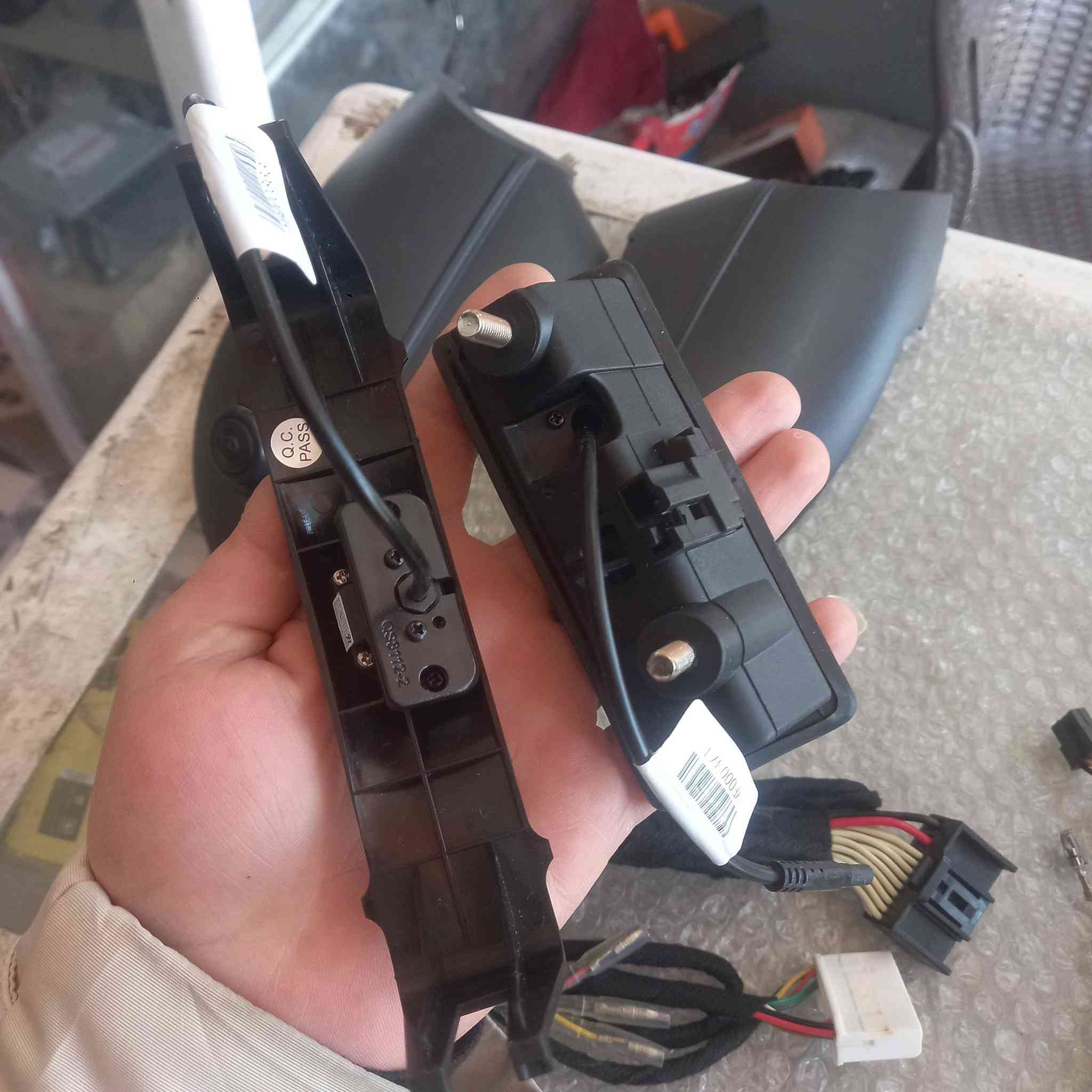 انسى الترهيم والقص.. شغل الوكالة صار بين إيديك! 🚗⚡️
​وصل الوجبة الجديدة.. منظومة كاميرات 360 درجة (VJT) الأصلية لسيارات (تويوتا لاندكروزر / برادو) 
​✅نظام Plug & Play: تركيب مباشر على فيش الوكالة بدون كص أو ترهيم بالوايرات (يعني ضمان سيارتك يبقى شغال).
✅ قوالب بلادي: الكاميرات تجي ويه كفرات المرايا السفلى، يعني تقعد "قفل" وشكلها أصلي 100%.
✅ رؤية محيطية شاملة: تخلص من النقاط العمياء وتشوف السيارة من فوك كأنك بالطيارة.
✅ تحكم ذكي: ريموت كنترول للتبديل بين الزوايا بكل سهولة وأنت بمكانك.
✅ دقة عالية: عدسات واضحة جداً تساعدك بالركن والمناطق الضيقة.

ملاحظة
 ​1. تويوتا لاندكروزر (الـ VXR والـ GXR):
​ترهم من موديل 2016 وصولاً إلى 2021.
​هاي الموديلات تجي مراياتها الجانبية وكفراتها السفلى مطابقة تماماً للقالب اللي عندك بالصورة.
​2. تويوتا برادو (Prado):
​ترهم أيضاً من موديل 2014 إلى 2022.
​قواعد المرايا بالبرادو واللاندكروزر بهذي السنين تكون متشابهة جداً، والمنظومة تكعد عليها "قفل".

​📍 الموقع: [ https://maps.app.goo.gl/hbsAXUtpeTnLG12G7] 

📞 للاستفسار: [‎0750 842 4574]

​#لاندكروزر #برادو #تويوتا #عراق #اكسسوارات_سيارات #كاميرات_360 #VJT #شغل_نظيف
