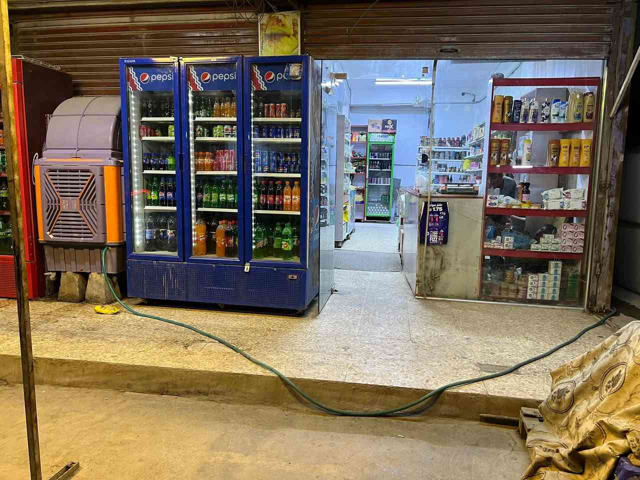 اسواق للبيع بغداد حي القاهر تحتوي على 5برادات عموديه +5برادات بطحيه+سبالت انفيرتر1+مبرده كبيره 1+سستم كامرات التصال على رقم هاتف ***********-***********
