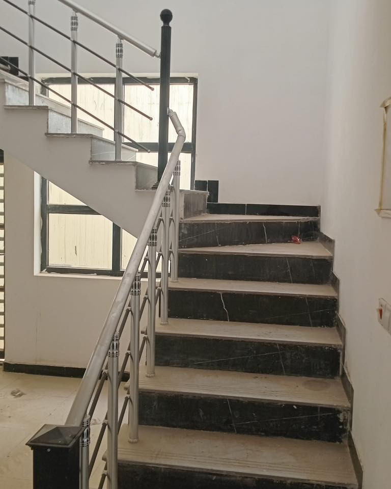 دار للبيع في مجمع الكفل السكني
الدار طابو صرف باسمي غير مسكون ومقفول المساحة 200 متر طابق واحد . يحتوي على مطبخ كبير وصالة كبيرة  مفتوحة على الهول وغرفتين نوم و مناور عدد 2  وحمام عدد ٢ شرقي وغربي و طارمة وحديقه مع ملحقات الدار مغسله عدد ٢ وتانكي ماء وماطور ، المقدمة ٢٥ مليون قفل وبقية المبلغ يسدد للمصرف للتواصل 
‏‭ ٠٧٧٢ ١٠٣ ٣٨٨٢
