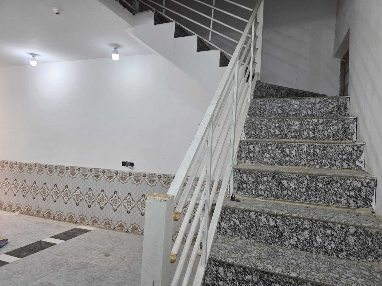 بيت للبيع المساحة ١٠٠م طابو زراعي سند ٢٥ مرقم من البلدية كوت حي الحكيم شارع افران الهادي قرب الكورنيش التفاصيل البناء طابوق يحتوي على صالة ومطبخ واستقبال وصحيات داخلية وخارجية السعر ٣٨ وقابل للتفاوض للاستفسار مراجعة دلالية احمد السعيدي قرب حسينية بيت خليفه للاتصال *********** أو ***********

