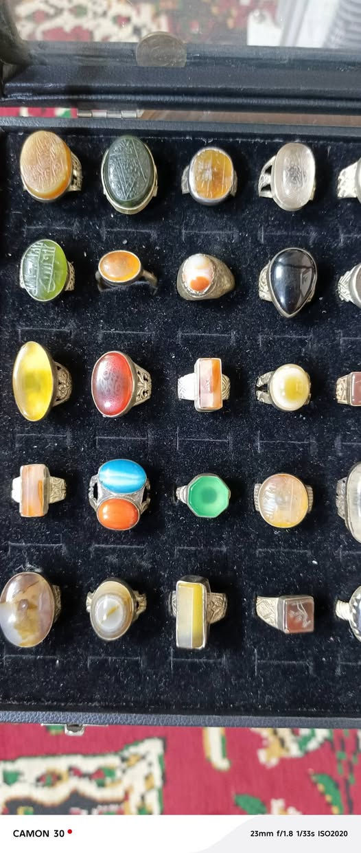 السلام عليكم ٥٠ خاتم للبيع الاسعار من ٥٠لل٦٠ واذا شلع القطعه على بمليونين و٤٠٠  بصرة ***********
