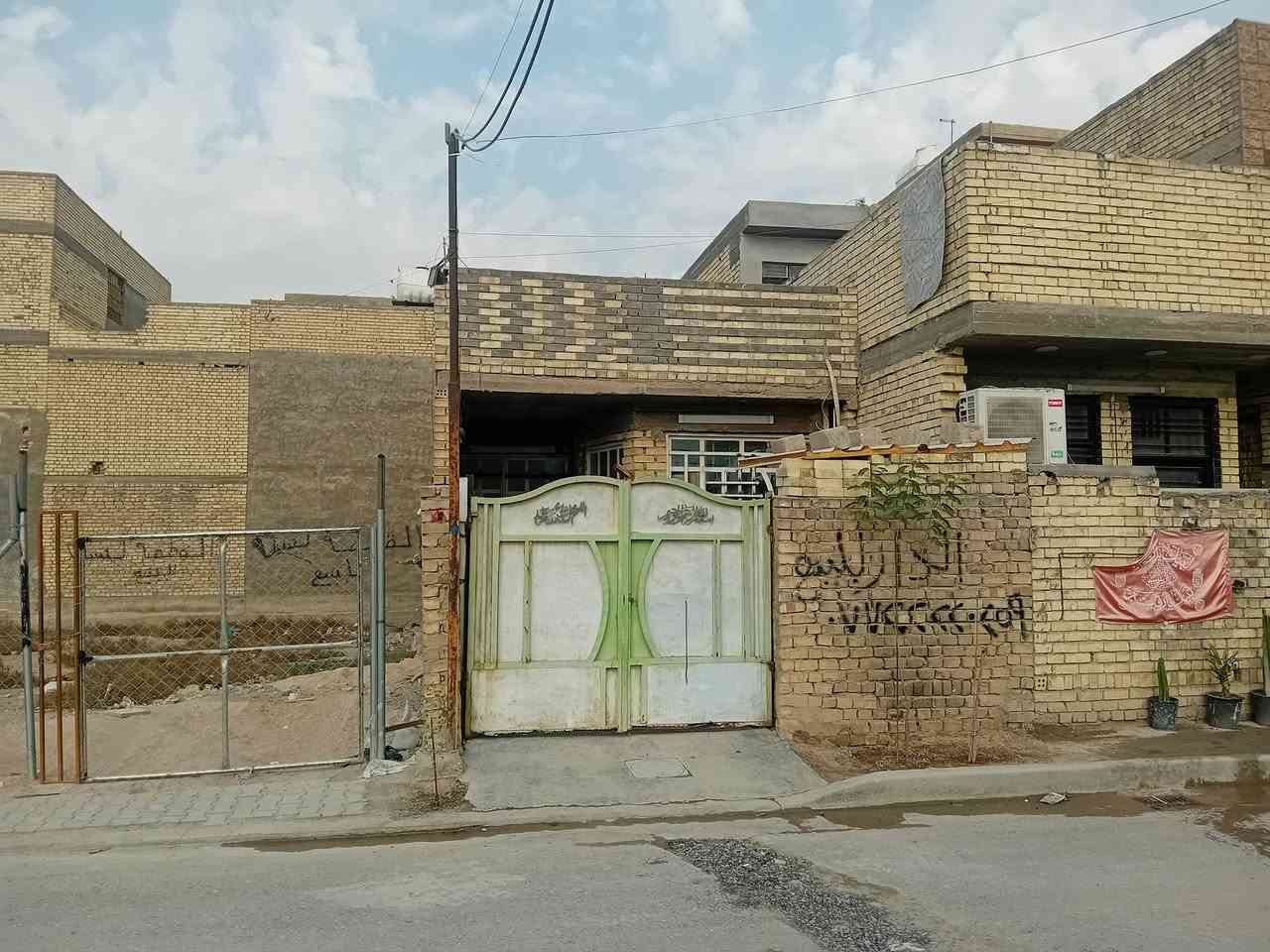 السلام عليكم بيت زراعي سند ٢٥ للبيع منطقة سكينه شارع المكاتب ب٢على٩ بالضبط مقابل ساحة المدارس وجامع الامام علي عليه السلام المساحه ١٠٠م طابق واحد كافة الخدمات متوفره ماء مجاري تبليط السعر ٩٠ واي استفسار الاتصال على الرقم *********** بي واتساب
