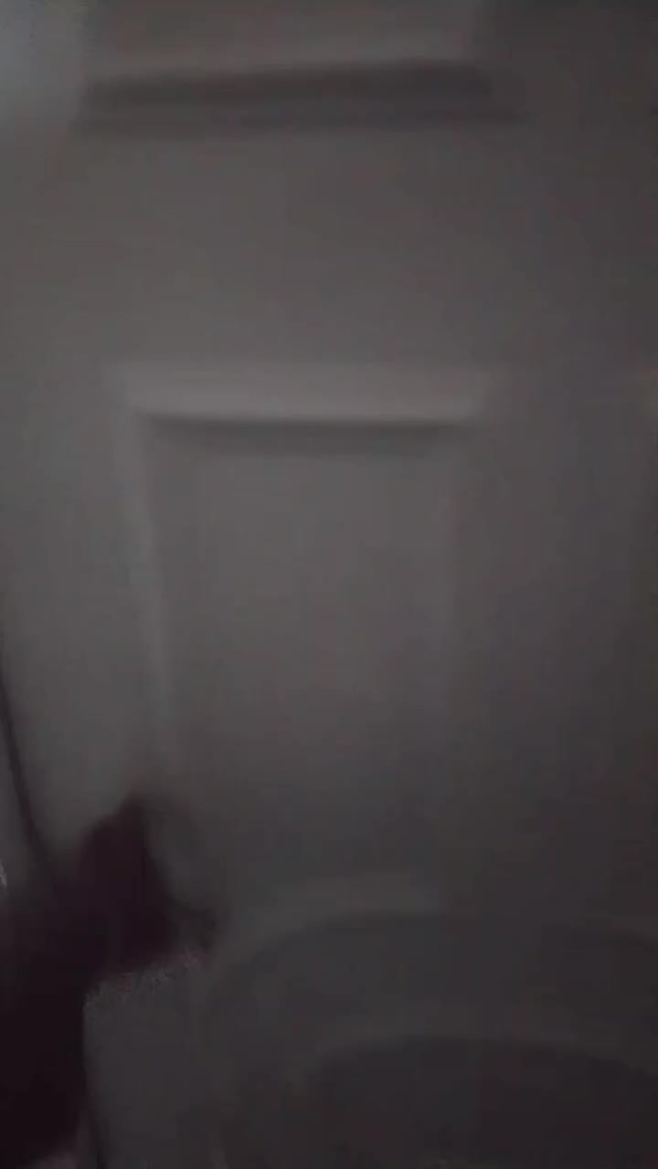 السلام عليكم شقة ارضية معزولة تمامأ كبيرة غرفتين وصالة كبيرة ومطبخ وحمامات عدد 2التاميم قادسية الثانية خلف ماركت المصطفى سعر ٣٠٠ الف للتواصل ***********
