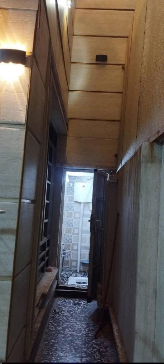 بيت للايجار بمساحه 100متر 
🛑يتكون من مدخلين وطرمه واستقبال و هول 2غرف نوم  ومطبخ وخدمات .. كذالك يحتوي ع تقنيه الغاز وماطور الماء  بلحايط من ضمن البيت  ولبيت مجهز بأنارة حديثه الكهرباء خطين 24ساعه مشتغله ..

ايجارة 700 وبي مجال 
————————————————————————-
🛑موقعه : الشعب شارع الأسواق المركزية حي الضباط ..

للاستفسار ❗️
*********** / ***********
