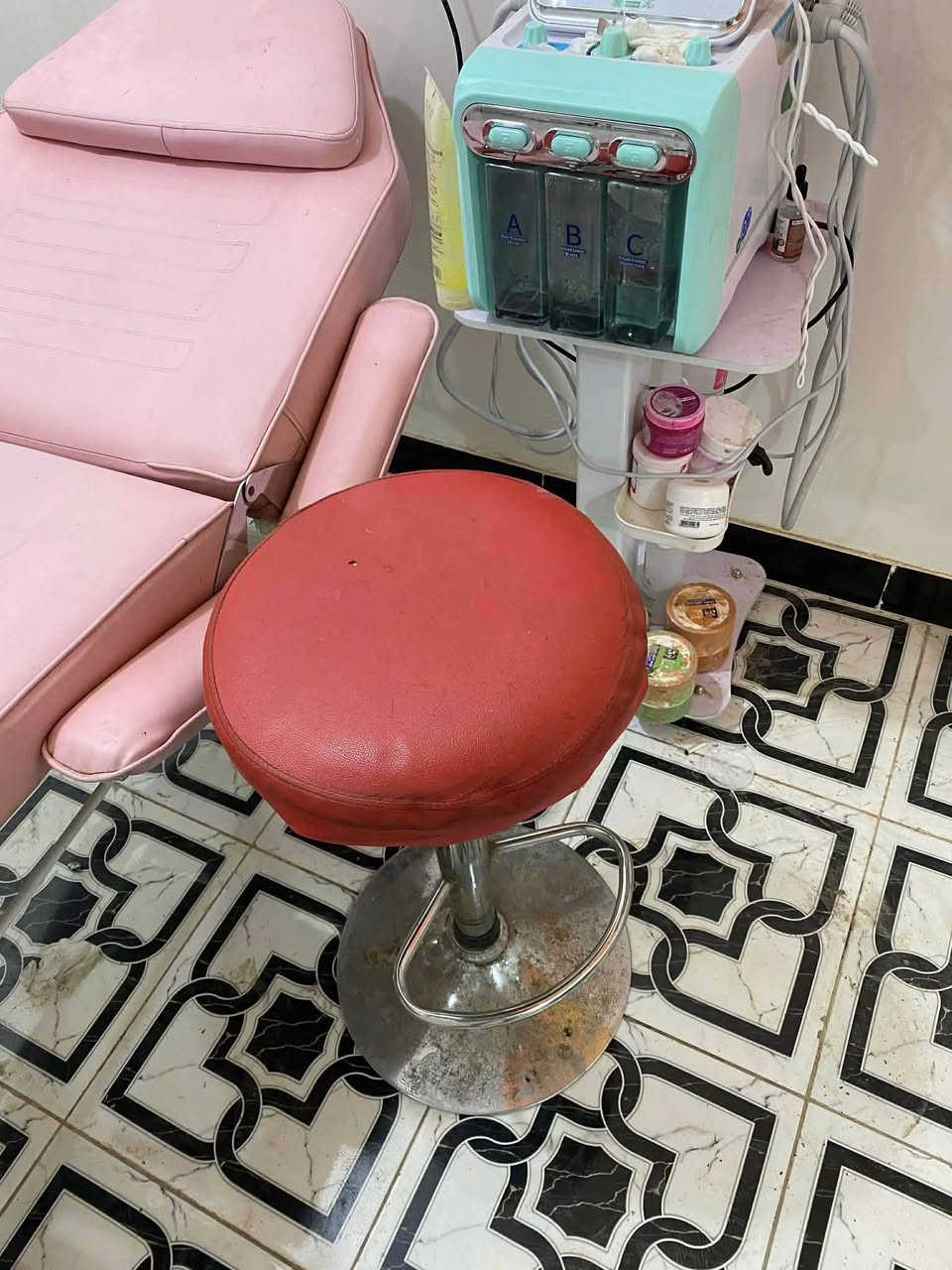 ✨للبيع
🛏️ سرير فيشل وتجميلي قابل للتعديل

* مريح وعملي للاستخدام في مراكز التجميل والسبا

* قابل لتعديل الظهر والرجلين

* تصميم أنيق باللون الوردي

* مناسب للهايدروفشل، التنظيف، المساج، والليزر

💆‍♀️ جهاز هيدرا فيشل وعناية بالبشرة متعدد الوظائف

* يساعد على تنظيف البشرة وترطيبها بعمق

* يحتوي على ٧رؤوس للعناية والقناع الاشعاع والتقشير 

* مناسب للصالونات ومراكز التجميل

* يعمل بكفاءة ممتازة وجهاز جديد مستعمل فقط ٣ اشهر لاغير

🌫️ جهاز بخار الوجه (Ozone Facial Steamer)

* يفتح المسام وينظف البشرة بعمق

* مناسب قبل جلسات الفيشل والتنظيف

* سهل الاستخدام وحجمه عملي

وكرسي مخصص للجهاز ومرايا ستاند

📍الأجهزة مناسبة لفتح مشروع أو تطوير صالون قائم

📩 للتواصل والاستفسار على الخاص

💰 السعر٥٥٠ فقط مع محاليل هدية


**إذا كنت صاحب هذا الإعلان وتريد حذفه لأي سبب، رجاءا أرسل رسالة إلى الدعم الفني**