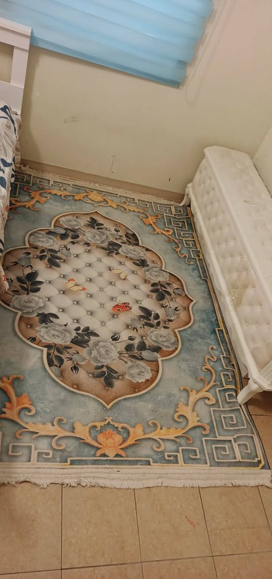 للبيع الزوليه عدد 2 قياسهن 220×160 الوحده ب15 الف اخت الجديدة والشازلونه جديده مكفت بلغرفه السعر 80 الف 
الاتصال وات ساب ***********
