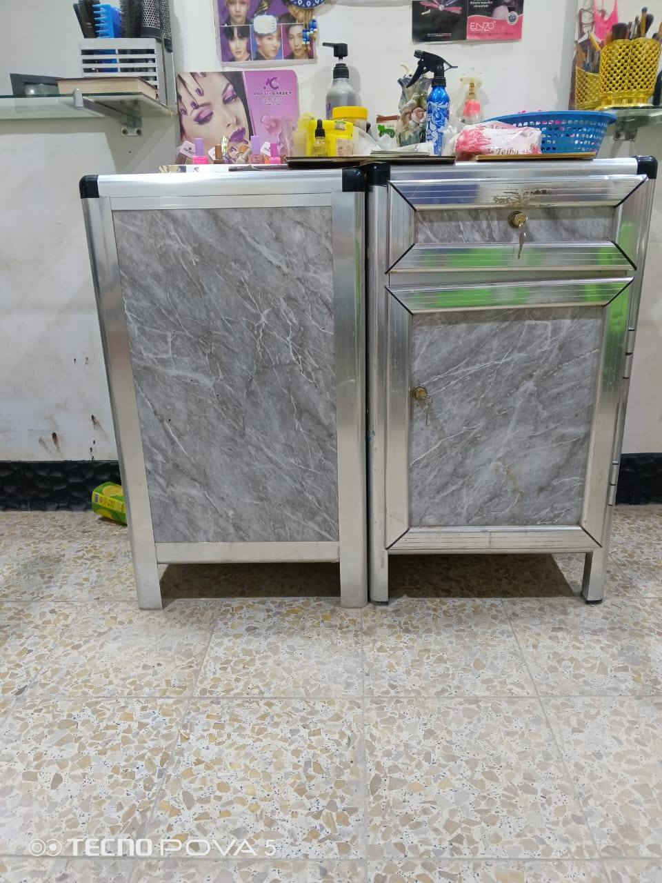 1/ سبلت 2 طن
2/ مبردة
3 /ماطور ماء
4 /مرأة عدد 2 حجم كبير 
5 /مغسلة
6/ كرسي حلاقة 2 
7 /عارضة مواد تجميل 
8/ مواد تجميل
9 /مروحة سقفية
10/ گدر شمع
11 /جهاز تنظيف بشره 
12/ ثلاجة
13/ سشوار كبير + 
سشوار صغير 
15/جهاز حراري لسحب الشعر 
16/ جهاز تاتو مع ملحقاته
17/ تلفزيون+ غلاية
18 /سخان + تانكي ماء
19 /ميز المنيوم عدد 2 + صوبة كهربائية 
20/ كراسي عدد 4 
21 /جهاز بيرمن للشعر
المحل للبيع كامل مع ملحقاته اي ستفسار ***********
السعر / 2 مليون قابل للتفاوض
