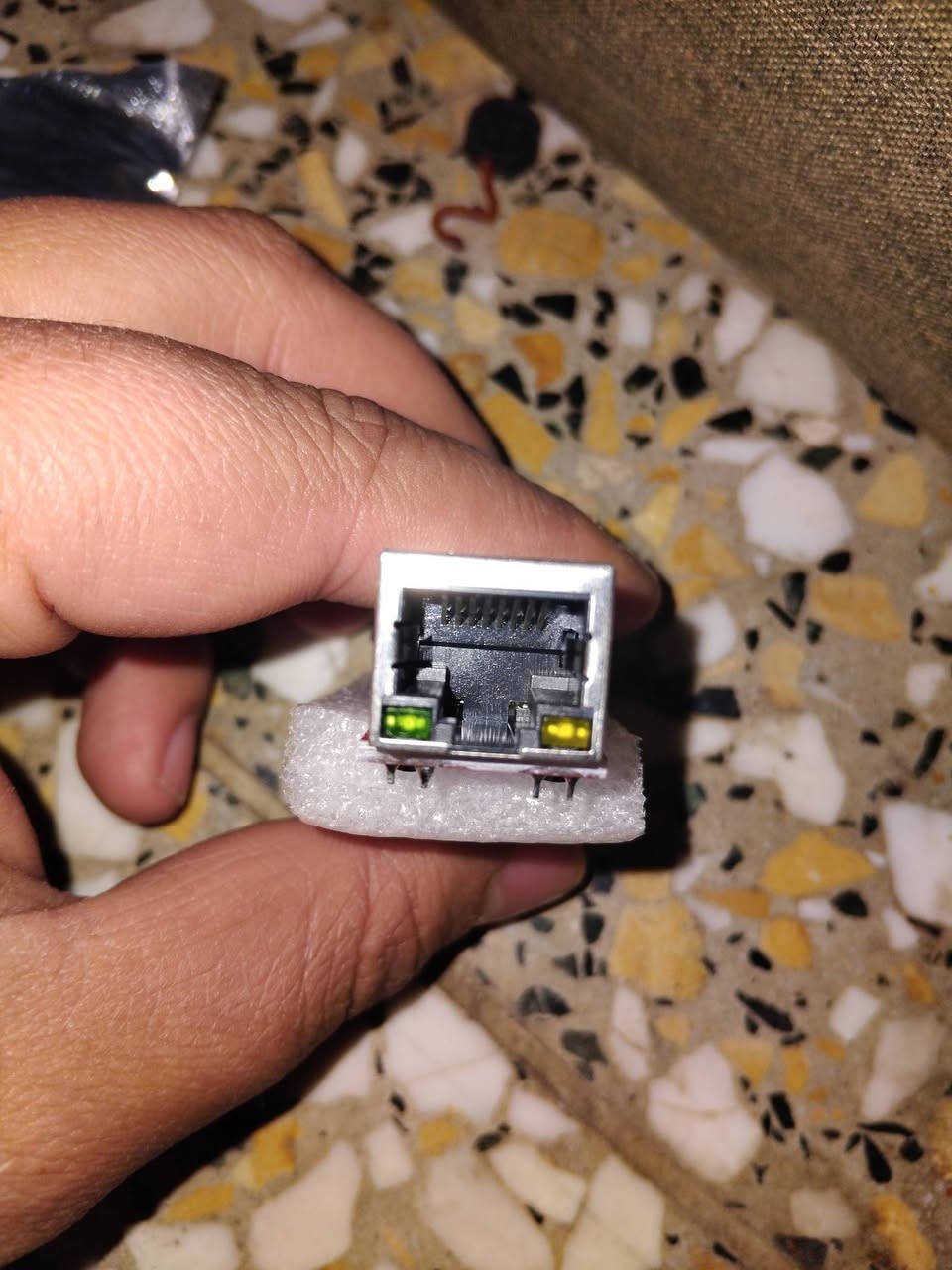 سلام عليكم 
ذني قطعتين الكترونيات ما اعرف شنو شغلها و هذا معالج اتوقع ويا المعجون مالته ماعرف نوعيته الي يفيدنه ب 25 الف مع التوصيل يراسلني 
تواصل ***********
