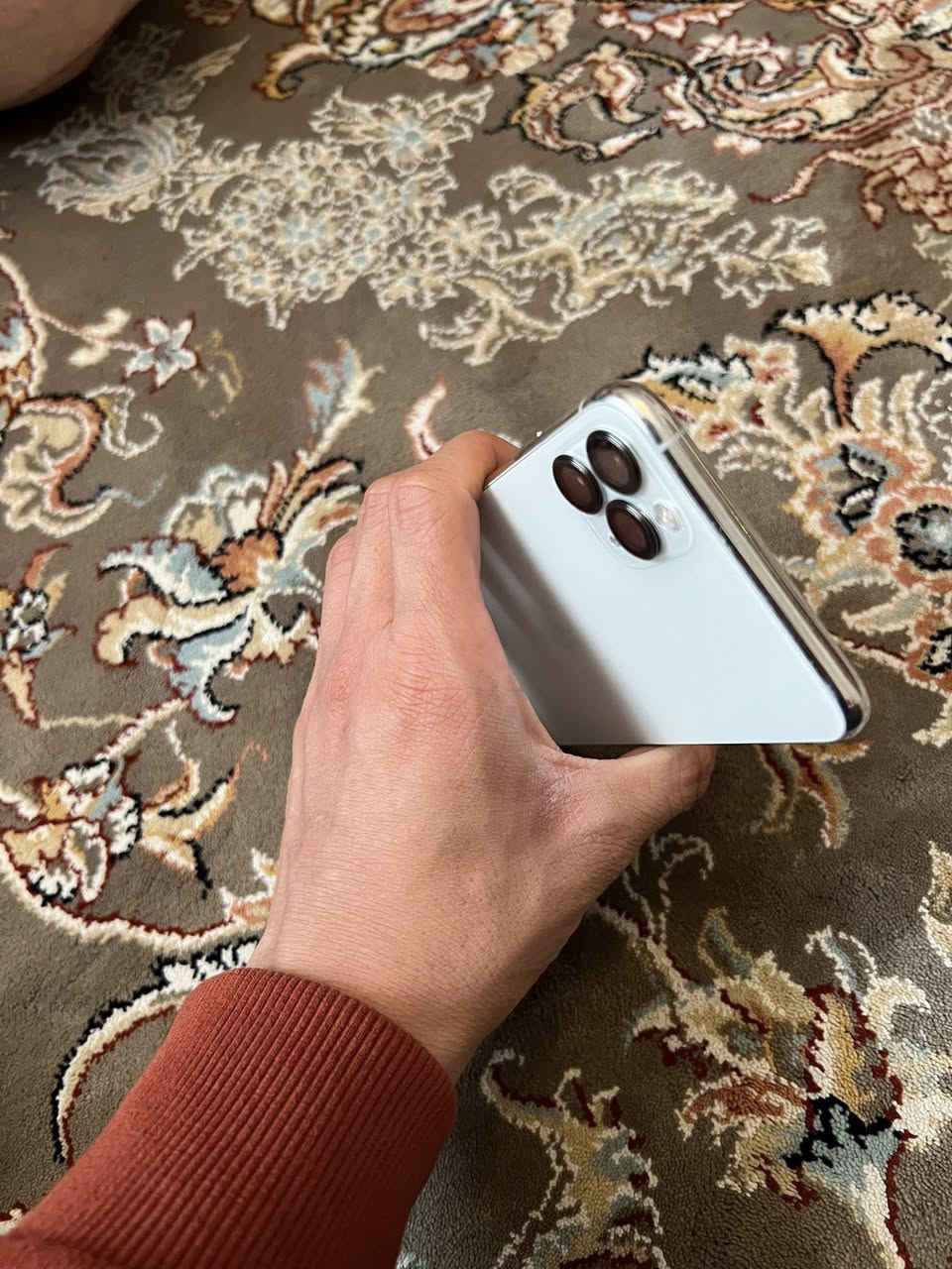 ايفون ١١ برو ماكس شرق اوسط
كفاله عامه من الزلغ والفتح 
نظافة ١٠٠٪؜ 
بطاريه ٨٤ اصلللل
ذاكره٢٥٦ 
لون ابيض 
ماكو انظف منه وممفتوح ولا داخل تصليح 
عنواني بغداد العامريه سعر الجهاز ٤٠٠ وبي مجال رقم الهاتف ***********
