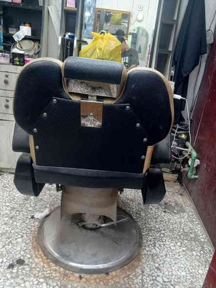 سلام عليكم كرسي حلاقه شبح مستعمل ونضيف كله شغال جك الضهر  مكاني الشعله الخطيب السعر 300وبيه مجال ***********
بيه واتساب
