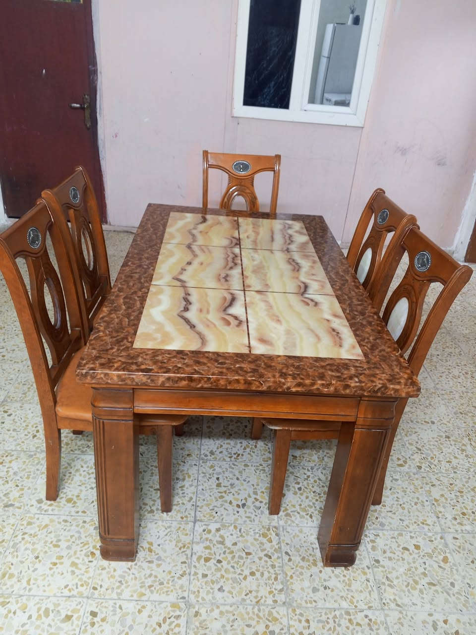 سلام عليكم ميز مال طعام البيع 5كراسي و كرسي واحد مكسور يعني 6استفسار على هذا رقم ***********
