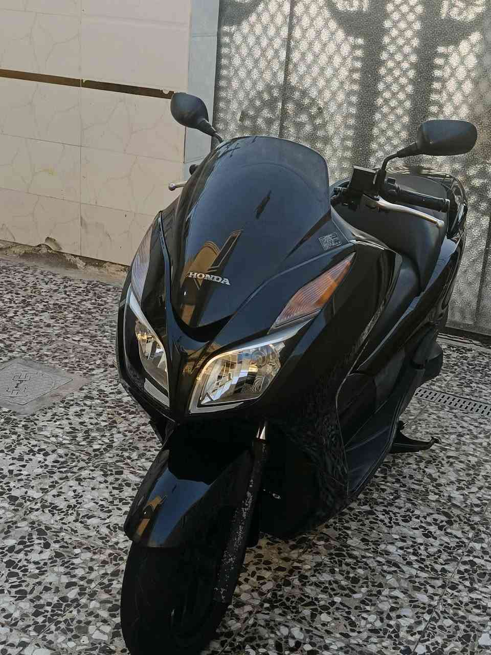 يا الله سلام عليكم فورزه 0\12👍
الدراجه بحالت الوكالة 
مكفولة كفاله عامه          استفسار *********** 
لون اسود ملكي 
مخرج شاحن بلاد 
كلوب جنطه + ستان حساس 
عده مال الشركة 
كتلوكات + منفيس 
دبل خلفي احمر 
فجوج حمر 
سكن بغداد حي النصر
