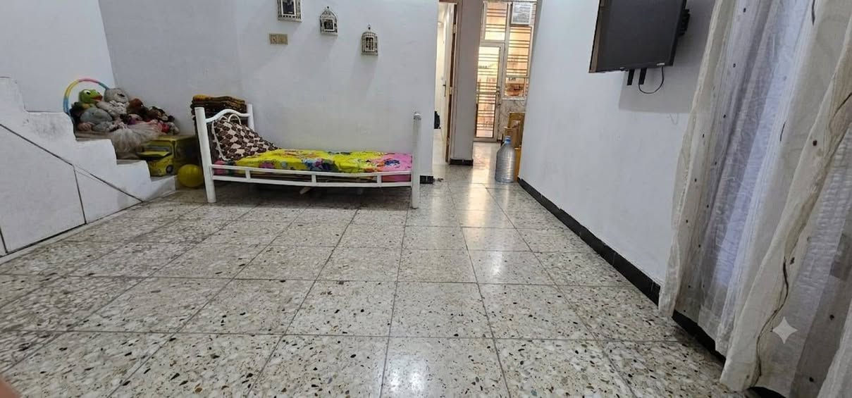 🏡 للبيع بيت مرتب - تفصال عملي ومريح
الموقع: [بغداد/حي النصر/البحث العلمي مقابل حي البتول /شارع اسواق السيد]

المواصفات:
• الواجهة: 6.5 متر | النزال: 20 متر  • المساحة الكلية: 130م² واقع حال مشموله بالتطويب (بيع مكاتبه) • الاستقبال: 4×8 متر - واسع للضيوف والمناسبات • المطبخ: 2.5×4 معزول - نظافة وخصوصية تامة • الصالة: 4×4 معزول - معيشة عائلية مريحة • غرفة نوم: 4×5.5 متر - كبيرة وشرحة • الخدمات: درج داخلي + حمام معزول1.5×2 + ترك 
-بيتونه كبيرة +مخزن وسطح خلفي 
+سطح امامي يصلح لبناء غرفتين كبار  وبالكونه 
مميزات تهمك:
خدمات (تبليط.مجاري.ماء ٢٤ ساعه مينقطع .خطين كهرباء .سحب مولد)
 البيت شرح ومابي خنگة 4. مساحات حلوة: الغرف كلها قياساتها كبيرة مو مخنوكة 
السعر: [٨٥ مليون] وبي مجال للشراي الجاد  
المعاينة: يومياً بالتنسيق المسبق  
📞 للتواصل: [***********] - من المالك مباشرة
