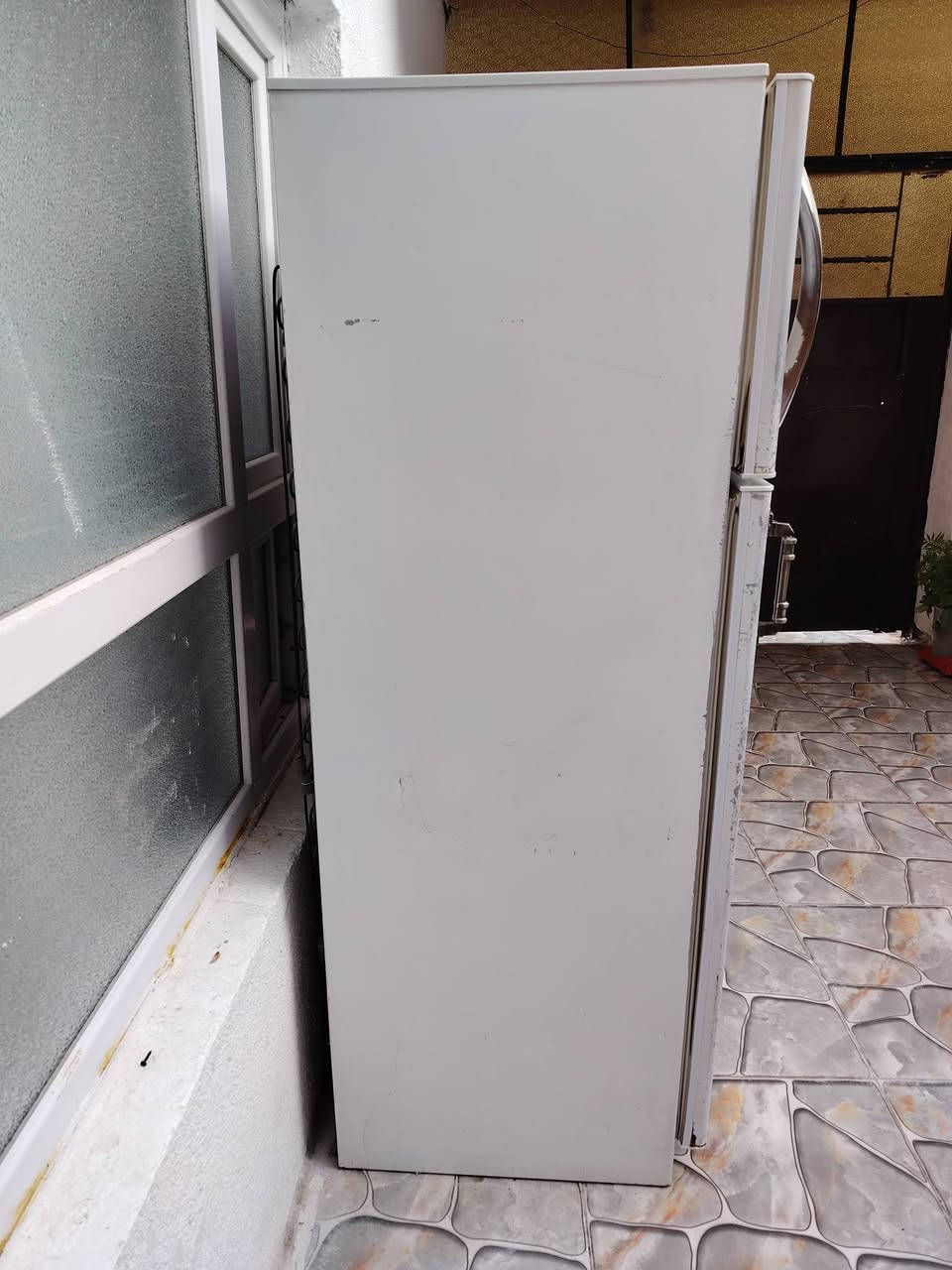 ثلاجه للبيع كل عيب مابيه بشرط ما مصلحه غاز ابلادي اكبر حجم سعره 135او بيه مجال شراي طب خاص او نتراهم او خابر رقمي ***********
