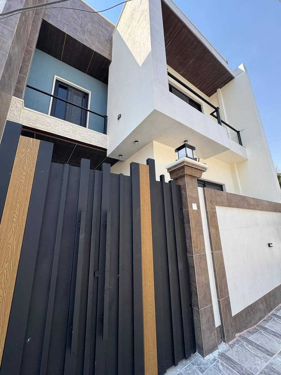 دار للبيع حي البلديات 
المساحة 150 متر واجهة 7 ونص 

تسليم فوري بناء vip 

شارع 12 
شروق تام 

☎️ ***********
☎️***********

#موصل_حي_البلديات #عقارات_الموصل #موصل
