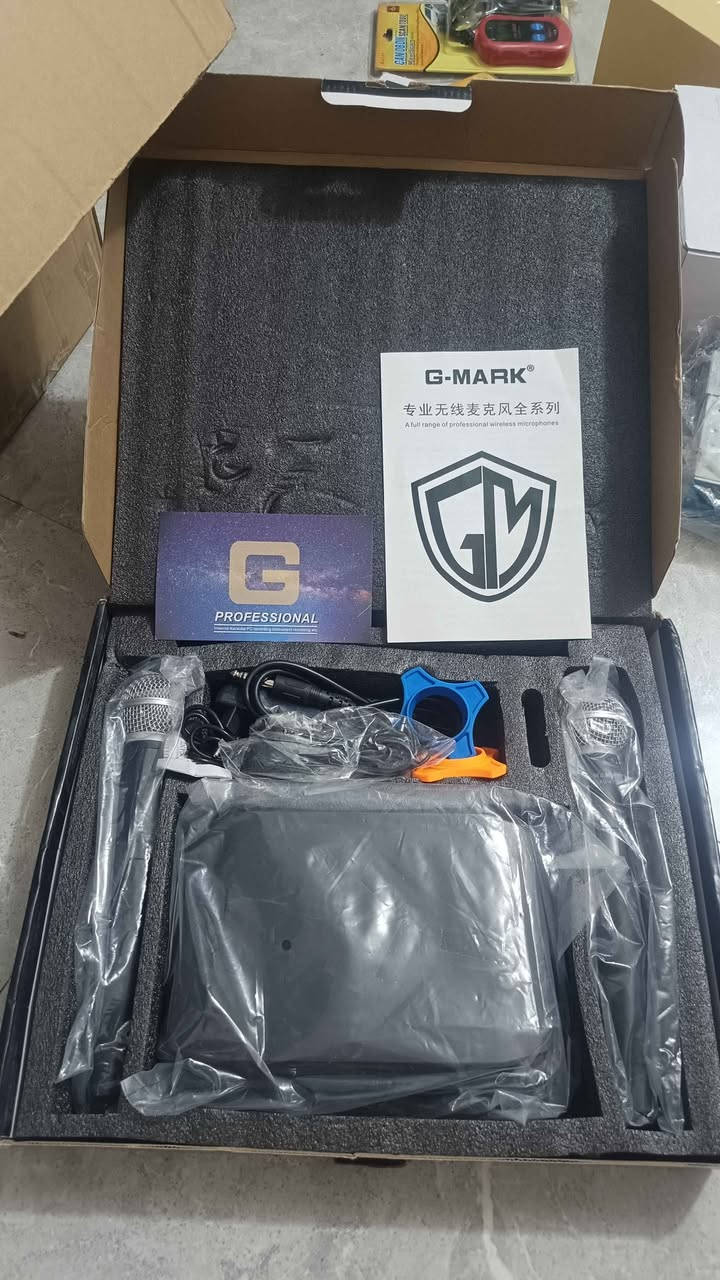 🎤 لعشاق الصوت النقي والأداء الاحترافي! 🎤نظام الميكروفون اللاسلكي المزدوج الأشهر G-MARK GLXD4+ (جديد بالكرتون) عندك (حفلة، قاعة اجتماعات، مناسبة دينية، كاريوكي، أو بث مباشر)، هذا الطقم هو خيارك الأفضل والأنسب.✨
 أبرز مواصفات ومميزات الجهاز:
منظومة مزدوجة: يجي مع الإيرون (2 مايك لاسلكي يدوي) يشتغلون بنفس الوقت بدون أي تداخل.ترددات UHF متطورة: ثبات عالي بالصوت ومسافة إرسال طويلة ومستقرة بدون تقطيع.شاشة رقمية (LCD): مدمجة على جهاز الاستقبال والمايكات لعرض التردد وقوة الإشارة وحالة البطارية.فلاتر ذكية: عزل ممتاز للضوضاء والوشوشة المحيطة لمنحك صوت بشري نقي وواضح جدا المايكات مريحة باليد ومصنوعة من مواد مقاومة للصدمات.
📦 محتويات الكرتون بالكامل:
جهاز الاستقبال الرئيسي (Receiver) مع هوائيات الإشارة.عدد (2) ميكروفون لاسلكي محمول.محول الطاقة الأصلي (البلاك).كابل التوصيل الصوتي (Jack).حلقات مطاطية ملونة لحماية المايكات من التدحرج والسقوط.دليل الاستخدام والتشغيل.💰 السعر : 55,000 دينار عراقي فقط!
🚚 توصيل سريع متوفر لكافة محافظات العراق. بغداد, العراق


**إذا كنت صاحب هذا الإعلان وتريد حذفه لأي سبب، رجاءا أرسل رسالة إلى الدعم الفني**