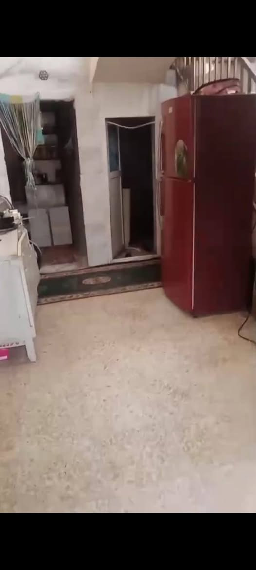 بيت تجاوز مرتب ونضيف كلش  بناء  حديث مساحة 90متر  كهرباء ومياه ومجاري كامل  اول بيت بصف طابو صرف قريب  بالثورة شارع الجامع الحسن العسكري  استفسار والاتصال  ***********
