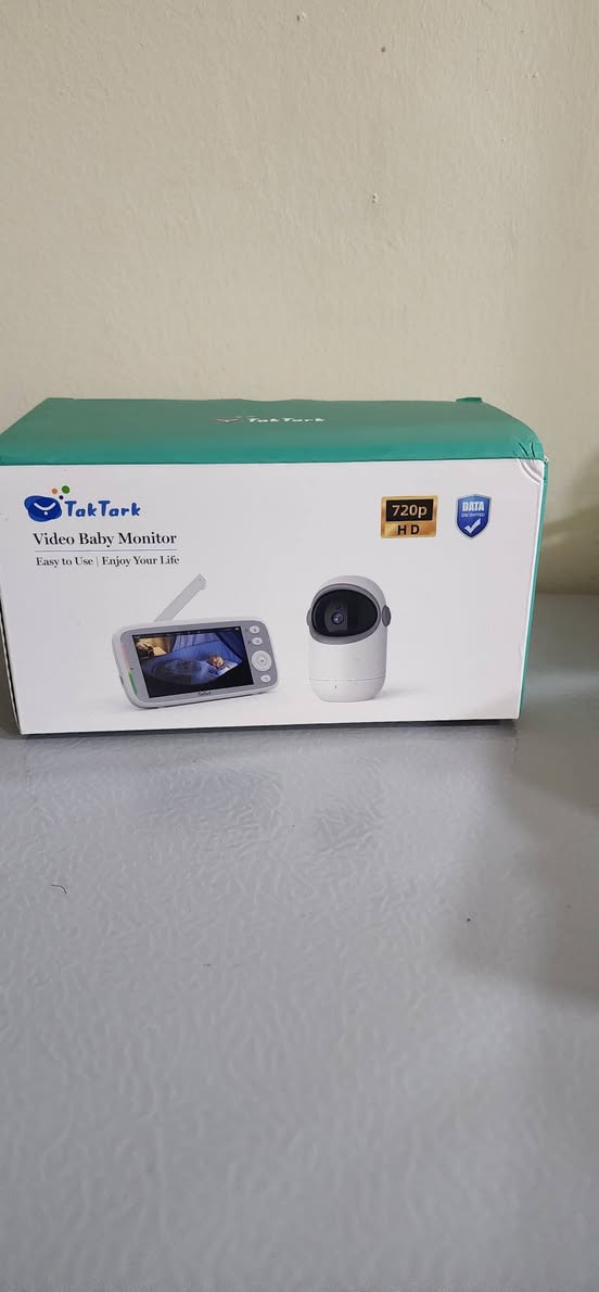 الجهاز هو جهاز مراقبة الطفل (Baby Monitor) من ماركة TakTark، وهو موديل مشهور يتميز بشاشة لاسلكية وكاميرا مزودة بمستشعر حرارة ورؤية ليلية.​اتصال لاسلكي: لا تحتاج إلى إنترنت (تعمل بتقنية التردد اللاسلكي 2.4GHz).
​رؤية ليلية: تعمل بوضوح في الظلام التام.
​قياس الحرارة: يظهر لك درجة حرارة الغرفة على شاشة الأهل.
​تحدث باتجاهين: يمكنك سماع الطفل والتحدث إليه من خلال الشاشة.


**إذا كنت صاحب هذا الإعلان وتريد حذفه لأي سبب، رجاءا أرسل رسالة إلى الدعم الفني**