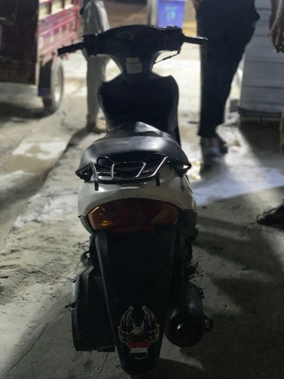 ادرس ياباني  اعلى فئة
بيها صوت ماعرف مال شني
مكينة ما مفتوحة كلجات جدد خرز رياضي
حساسات كلها شغالة 
شلعة ومعدل فول 
دراجة مرتبة مال جناي
مكاني بغداد غزاليه
 واتس فقط ***********
سعرها 300 قفل
