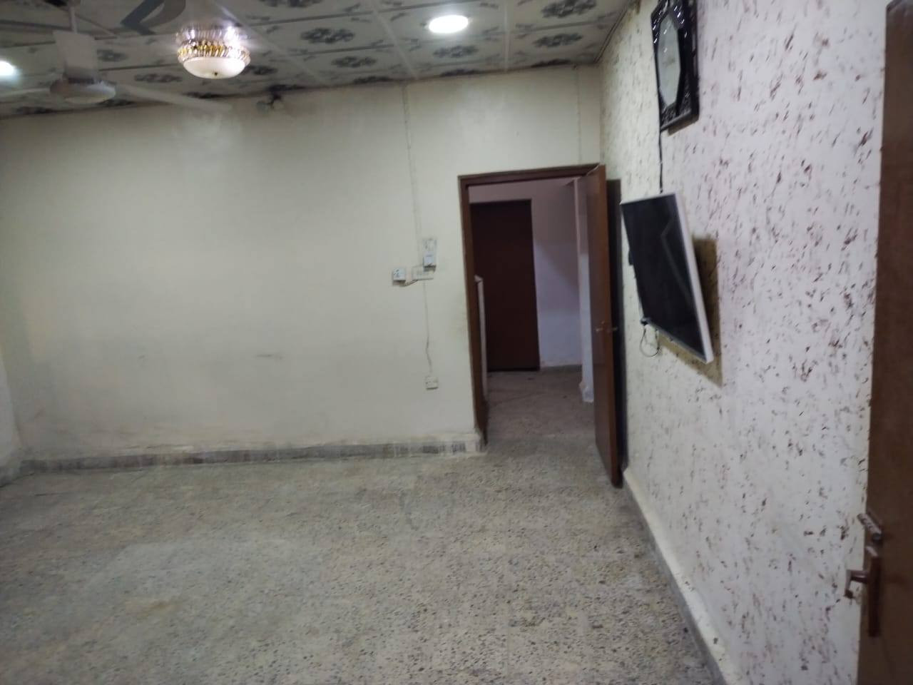 السلام عليكم
 للبيع بيت 200 متر +مشتمل كامل معزول طابق ثاني الموقع حي العمال الشارع العريض مال فرن الصمون (سابقا) خدمات كامله البيت طابوق السقف صب ويتكون من حديقة وكراج وغرفة استقبال كبيرة وصالة وغرفة نوم وصحيات عدد ٢ ومطبخ  + الطابق الثاني البناءبلوك درجة أولى والسقف صب المشتمل ويتكون من صالة وغرفة نوم ومطبخ وصحيات + إضافة غرفة كبيرة 6*3 سندويتش مخزن للأستفسار الأتصال على الرقم *********** متوفر واتس اب غير موجود على الخاص.
