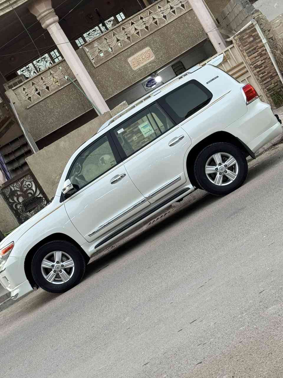 السلام عليكم للبيع لاندكروز ٨ سلندر ٢٠١٥ (٤٦٠٠) مكفولة من الصبغ والفتح والبارد
تخم تاير دنلوب ياباني جديد
رقم بغداد جديد وسنوية جديدة بأسمنة
ماشية ١٤٠ 
كير ومكينة وكلشي مكفول بيهة
ثلاجة
تحكم ستيرن
٨ ايرباك
بصمات ودخول ذكي
لايت زينون
حساسات 
كاميرا وشاشة 

سعرهة ٤٢٠ وعنوانهة بغداد البياع حي الاعلام 
***********
