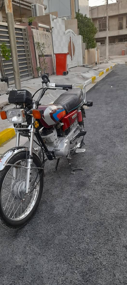 السلام عليكم دراجه ناما مديل ٢٥ دراجه جديده كله شغاله كهربائيات تخم تاير يسره يمنه قفل ستيرن طسه شلعه معدل اوراق مكاتبه ومنفيس العنوان الغزاليه شارع الضغط هاتف *********** السعر ٥٥٠ وبيه مجال
