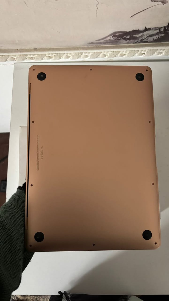 ⁨	Macbook Air M1
256 GB Hard
8 GB ram
13.3inch
Battery 90%
كامل ملحقات شاحن والكارتونه
السعر على الخاص
او على الواتساب
***********⁩⁩⁩
