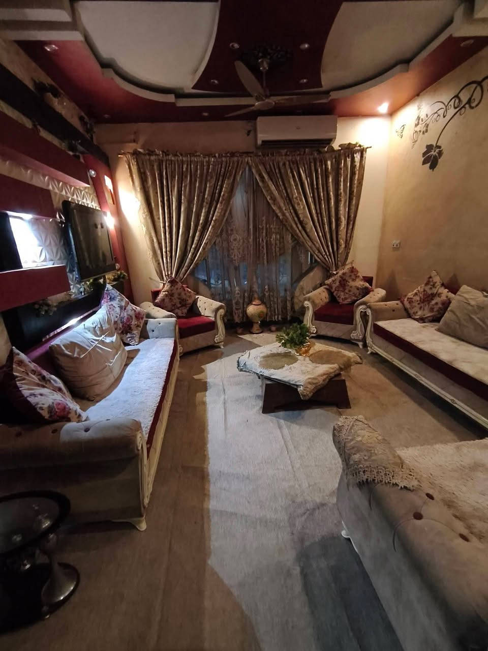 🏡✨ دار مؤثث للإيجار – مساحة 120 متر مربع (طابقين) ✨🏡

🏠 تفاصيل الطابق الأول:
• صالة
• استقبال
• مطبخ
• مجموعة صحيات داخل وخارج 
.وكراج كبير 

🏠 تفاصيل الطابق الثاني:
• غرفتان نوم
• صالة
• مجمع صحيات

🛋️ البيت مؤثث بالكامل وجاهز للسكن
✨ نظيف جدًا جدًا – جاهز للاستلام الفوري

📍 العنوان: حي الفرات – قرب شاورما وفلافل طاش
او بظهر. مكتب ليث ابو الموبايلات 
ملاحظة / قفل مقدمة شهرين

📞 للاستفسار:
***********
🌟 مكتب البروج المشيدة للعقار – حي الفرات / شارع الصب / جهة التسفيرات
نستقبل جميع العروض (بيع – شراء – رهن – إيجار)
