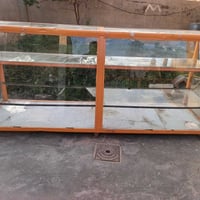 ميز البيع طول مترين ونص سعر الواحد 100 07822925106