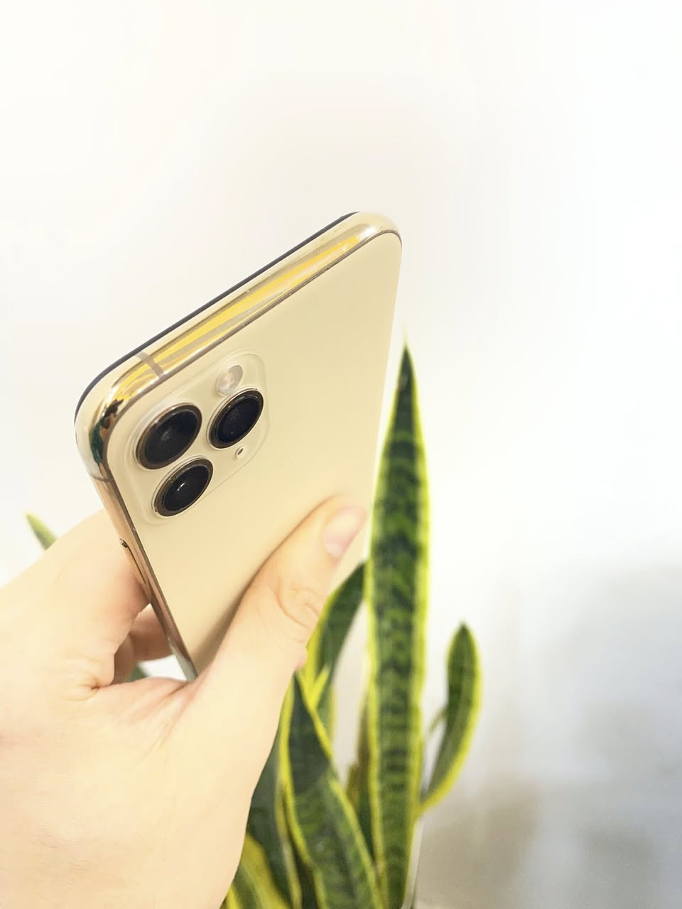 أيفون 11 برو نظيف بدون شخوط 
شرق اوسط 
النموذج M
البطارية 83 بلادية
الذاكره 64 
فيس ايدي شغال ( بصمة وجه ) 
مستبدل شاشة اصلية فقط 
مابي اي خلل كامرات صوت نت اتصال كلشي شغال 
السعر  245 وبي مجال 
عنواني بغداد حي اور ***********
