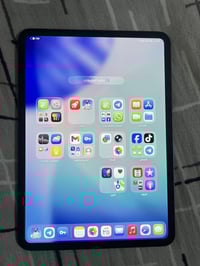 آيباد برو M4 • ٢٥٦ • مقفل