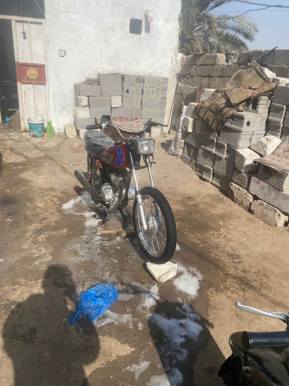 سلام عليكم دراجه ايراني للبيع ادوات مكفوله من السرقه دراجه تخبل شلعه ومعدل محرك ناعم ماينسمع اريدها ب 375 وبيها مجال مكاني بصره الجزائر رقم ***********
