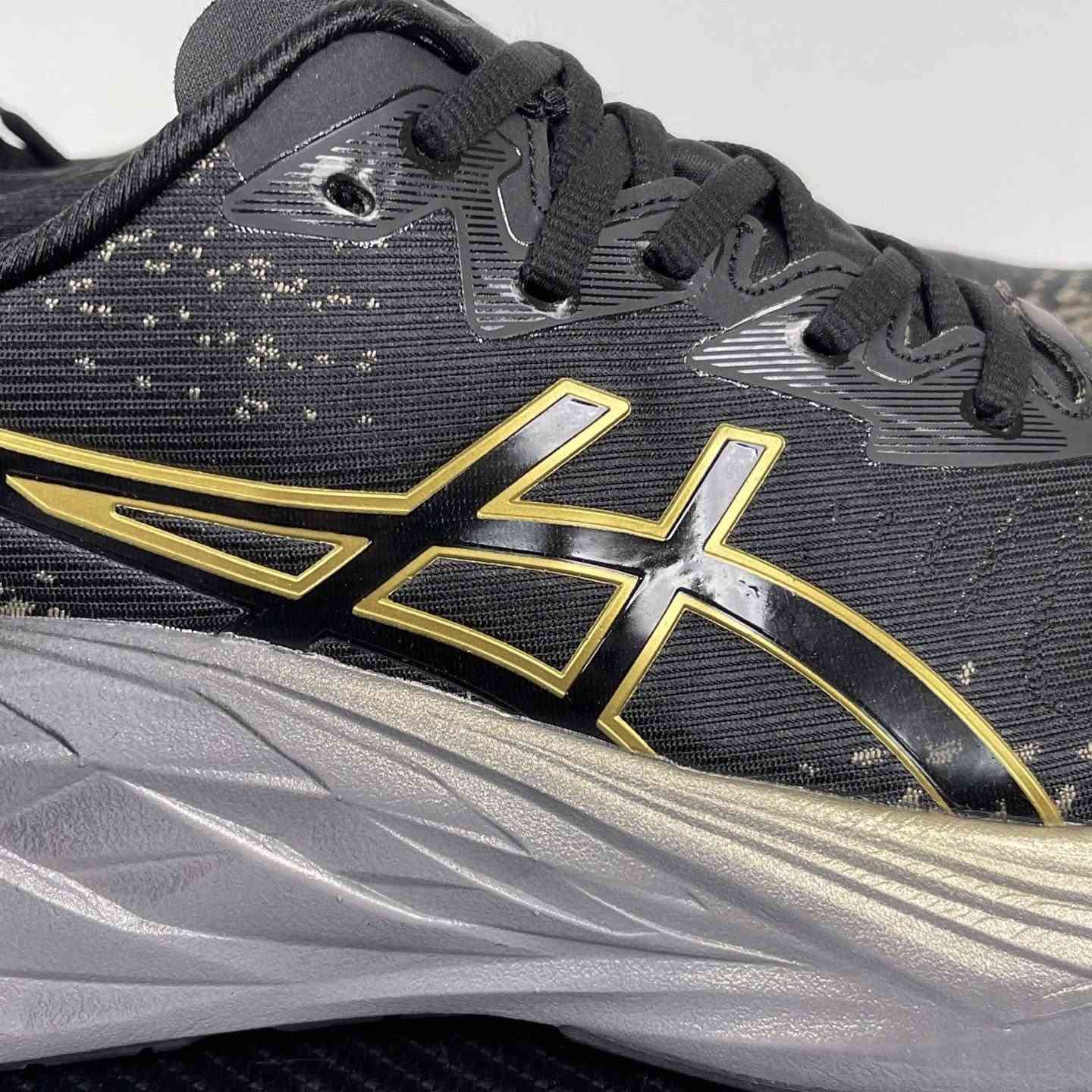 حذاء ASICS Novablast 4 Platinum باللون الأسود والذهبي الشامباني.
قياس.45
طول القدم28.5
السعر65 مكاني بغداد 
***********
