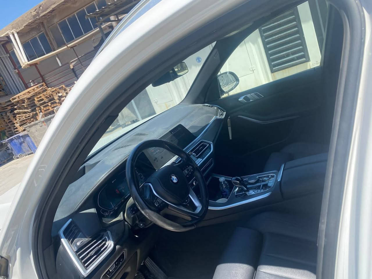 مكلف بالنشر للبيع: ملكة الفخامة والأداء BMW X5 40i موديل 2022 (وارد أمريكي بحالة الوكالة)
لعشاق الفخامة والقوة الألمانية، معروض للبيع  السيارة غنية عن التعريف من ناحية الراحة، المتانة، والتكنولوجيا المتطورة.
​🔹 تفاصيل السيارة:
​المحرك: TwinPower Turbo 6-Cylinder (قوي واقتصادي جداً).
​سنة الصنع: 2022.
​الفئة: 40i.
​الوارد: أمريكي (حادثها بنيد طاير ع قماره ربع القماره لحد السلايد او اقل والجاملغ الخلفي صفحه السكن 
​
​اللون الخارجي:  أبيض صدفي
​اللون الداخلي: [اكت لون الكشنات، مثلاً:اسود.جلد 
​🔹 المواصفات والمميزات:
سلايد .
​شاشات ديجيتال حديثة (عدادات + تدعم Apple CarPlay و Android Auto).
​نظام ملاحة متطور (Navigation) وكاميرات 
​أنظمة قيادة متعددة (Sport, Comfort, Eco Pro).
​حساسات أمامية وخلفية مع نظام المساعدة على الاصطفاف (Auto Park).
​رادار أمامي وخلفي، تحديد مسار، ونظام مانع الاصطدام.
​إضاءة LED داخلية (Ambient Lighting) بألوان متعددة.
​نظام صوتي احترافي مجسم.
​تخم تاير جديد، وجاهزة من كل النواحي (برغي ما تحتاج).
​🔹 حالة السيارة:
السيارة بحالة ممتازة جداً (أخت الزيرو)، ميكانيك وكهرباء وجير ومحرك 100% بشرط الفحص أينما تحب. تحويل السنوية مضمون وفي يوم واحد. ***********
مكلف بالنشر للبيع: ملكة الفخامة والأداء BMW X5 40i موديل 2022 (وارد أمريكي بحالة الوكالة)  السعر 36 وبيها مجال
