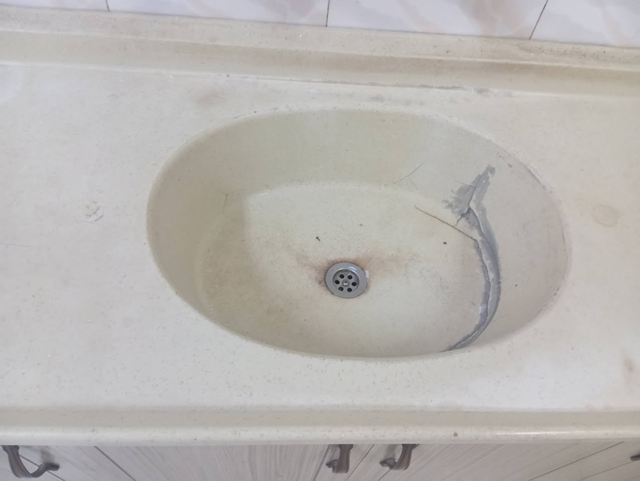 كاونتر للبيع نظافه100/100 بس المرمره مكسورة  موضحه بالصوره السعر 500
***********
