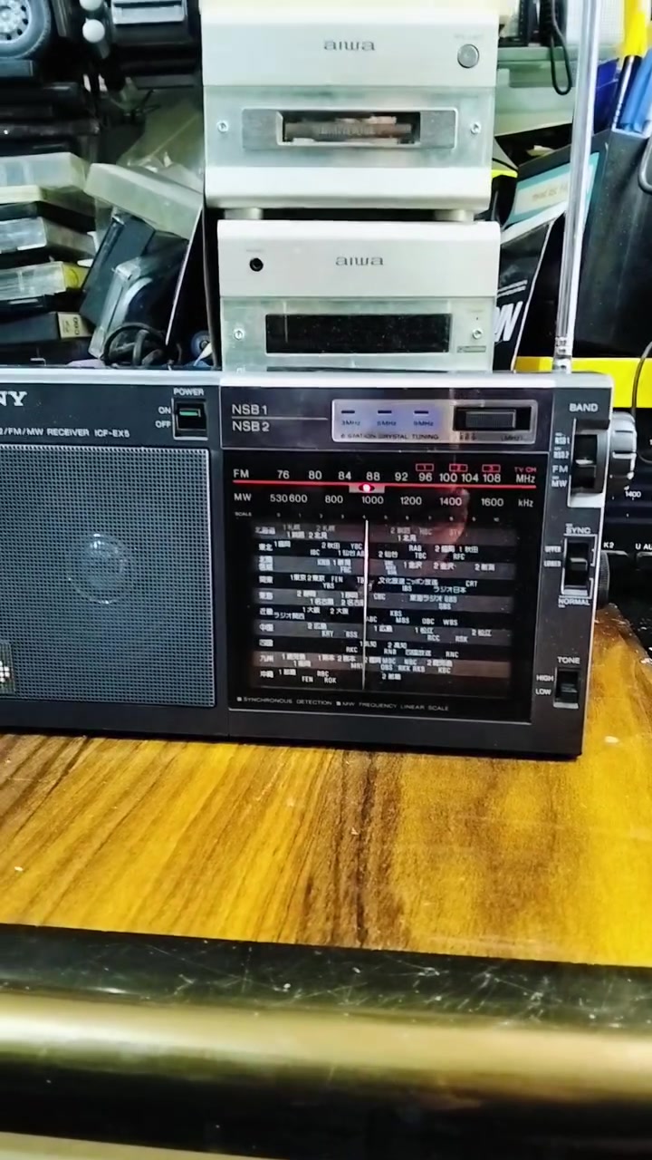 من نوادر الاجهزه اليابانيه 
راديو سوني SONY 
صناعه ياباني صنع سنة 1985 
جهاز بلادي غير داخل تصليح 
موجات الراديو FM MW 
سحب ممتاز للمواجات المذكوره 
يعمل باتري وسط عدد 4 ومحوله خارجه 
ابعاد الجهاز عرض 25  سم ارتفاع 14 سم 
يوجد فديو بالمنشور يوضح التشغيل 
للحجز والاستفسار المراسله على الخاص


**إذا كنت صاحب هذا الإعلان وتريد حذفه لأي سبب، رجاءا أرسل رسالة إلى الدعم الفني**