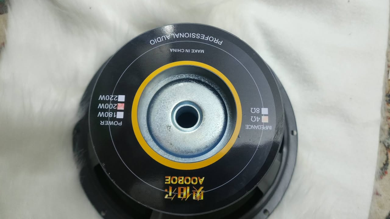 مضخم صوت بحجم 10 بوصة.
الوظيفة: مصمم لإنتاج صوت جهير (Bass) أو متوسط المدى (Mid-range) عالي الجودة داخل المركبة. 
المميزات: يوفر توازناً بين الحجم المناسب وتفاصيل صوتية قوية، وهو أكبر من أحجام 8 بوصة ويقارن بوضوح أحجام 12 بوصة. 
الطاقة: يمكن أن تتراوح قدرته من 250 واط إلى أكثر من 1200 واط اعتماداً على الموديل، مع مقاومة قياسية تبلغ 4 أوم. 
التركيب: يمكن تركيبه في أماكن السماعات الأصلية أو في صناديق مخصصة لتوفير تجربة صوتية غامرة.  السعر خاص


**إذا كنت صاحب هذا الإعلان وتريد حذفه لأي سبب، رجاءا أرسل رسالة إلى الدعم الفني**