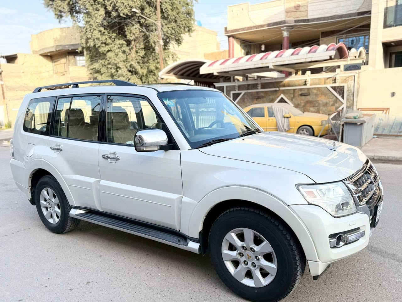 السلام عليكم ورحمه الله وبركاته.                                      باجيرو موديل 2010  خليجي حبتور فول مواصفات1/1  لون صدفي.    مكينه 6سلندر 3500                             فتحه سقف.                                        داخل صاج              كشنات جلد  كشنات كهرباء جهتين.                                           مرايات شفط.                                      7راكب                                                3قطع تبريد     شاشه أندرويد   كامره  فور ويل      ،تحكم ستيرن    حساسات خلفيه        ثلاجه       دمامات امامي وخلفي   ومعروفة مواصفات الحبتور بعد.     سياره على وضع الشركة برغي مامفتوح بيها   كير    مكينة    صدر.    تخم  تاير.   كله  جديد  مابيها اي نقص    مكفولة  من الضربه والصبغ والتبديل ماشيه 72 ألف رقم بغداد الإنكليزي الجديد بسمي  العنوان  بغداد  الإتصال على الرقم***********
