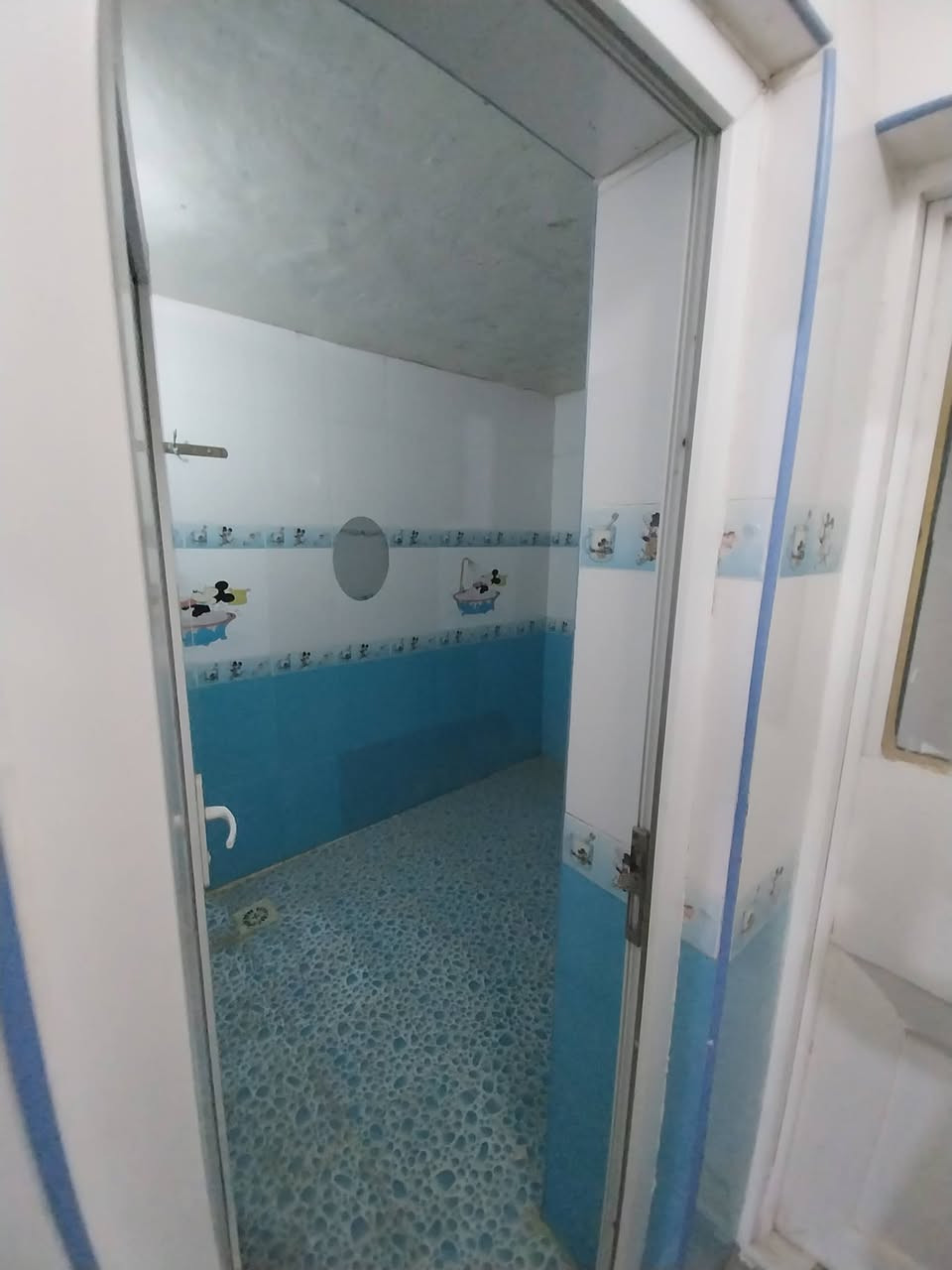 غرفتين وصاله واستقبال ومطبخ وصحيات داخلية وخارجية وحديقة السعر 275 قابل للتفاوض او مراوس بيت او عرصة للإستفسار الاتصال ***********  او مراجعة مكتب السهلاوي سايدين شريط حي ميسان مجاور صيدلية النعم نستقبل كافة العروض على الرقم المذكور اعلاه
