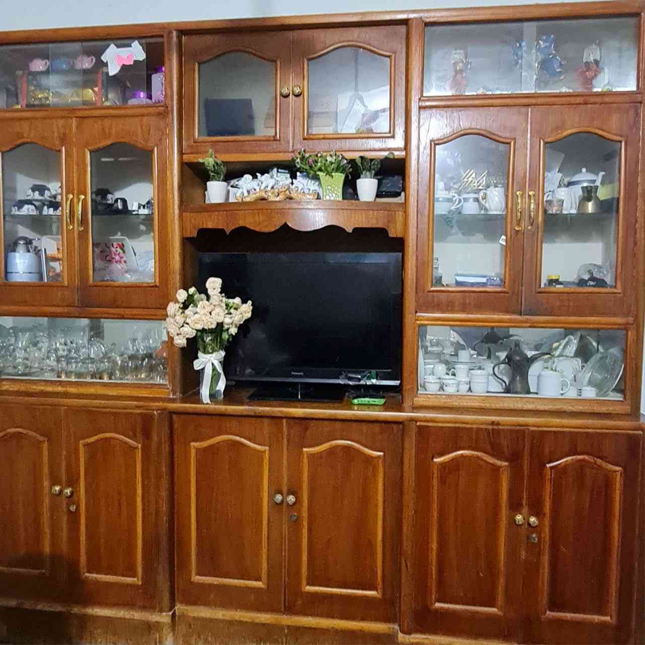 السلام عليكم كاونتر للبيع طول السنك مترين و الارضي مترين و العلوي مترين ونص خشب تركي الباب الاول ،وكذلك معرض للبيع الداخل و الخارج خشب صاج قطعتين منفصلات.
***********
