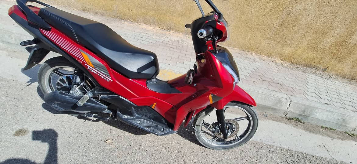 السلام عليكم 
دراجة شحن سوبر كراون 2025 للبيع 
مواصفات 
6بطاريات حجم الدبل 🔋
ويل اطار حجم 17 
شلعة نار مع وتجي نظام 3سرع 
دراجة سريعة وبيهة لايت عالي ناصي ولايت خلفي واشاير جانبية دبلاتتهة قوية تتحمل وزن 150 
السعر 850 وبيهة مجال حك الجية 
الرقم ***********
