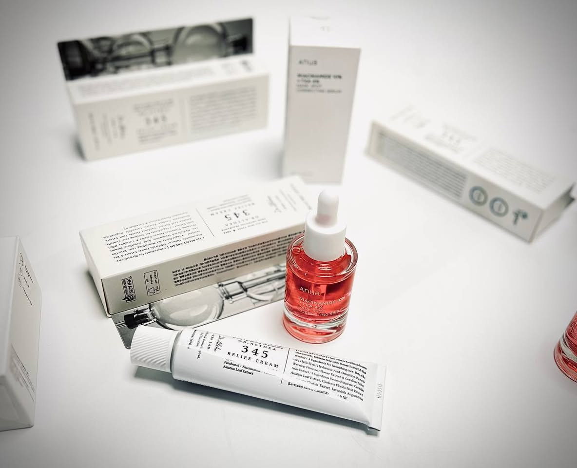 عرض إنفاذ البشرة يم مارتينا سنتر 🔥

كريم د. ألتيا 345 ريليف🔥 هو مرطب لطيف ومرطب مصمم لتهدئة🩵 وحماية البشرة الحساسة أو المتهيجة❄️❄️. تم تركيب هذا الكريم بمستخلص سنتيلا اسياتيكا الذي يساعد على تهدئة الاحمرار والالتهابات، بينما يضمن ملمسه الخفيف امتصاصاً سريعاً دون ترك أي بقايا دهنية. يحتوي المنتج أيضاً على مزيج❄️🩵 من المستخلصات النباتية لتوفير ترطيب طويل الأمد وتقوية حاجز البشرة الطبيعي.🌸
مثالي  حيث يعزز مرونة البشرة، ويقلل من الجفاف، ويعزز بشرة أكثر صحة وإشراقاً

سيروم نياسيناميد لعـلاج التصبغات والبقـع الداكنـة بالبشـرة 🇰🇷✨😍
المنشـأ / كوريـا 🇰🇷
🫧تركيز عالٍ من النياسيناميد (فيتامين ب3) وحمض الترانيكساميك (TXA). يستهدف هذا الثنائي الديناميكي البقع الداكنة العنيدة وفرط التصبغ وتفاوت لون البشرة، مما يكشف عن بشرة مضيئة وخالية من العيوب.
🫧يساعد النياسيناميد، المشهور بفوائده المتعددة الأوجه، على تقوية حاجز الجلد وتقليل الالتهاب وتنظيم إنتاج الدهون، مما يؤدي إلى بشرة أكثر نعومة ومرونة. مع حمض الترانيكساميك (TXA)، الذي يعمل على  إنتاج الميلانين ويمنع تكوين بقع داكنة جديدة، يوفر هذا المصل تأثيرات تفتيح وتنقية لا مثيل لها.
@إشارة #الجميع #الشعب #جمال #عنايه #يوجد #توصيل #الكافه #المحافضات#العراق


**إذا كنت صاحب هذا الإعلان وتريد حذفه لأي سبب، رجاءا أرسل رسالة إلى الدعم الفني**