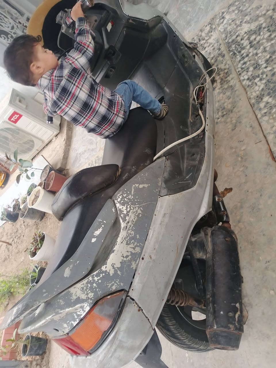 دراجه ماجستير 140 السعر 250 المكان زعفرانيه قرب جسر ديالى الرقم *********** دراجه كامله خير من الله بس جيب باتري وشغل وروح
