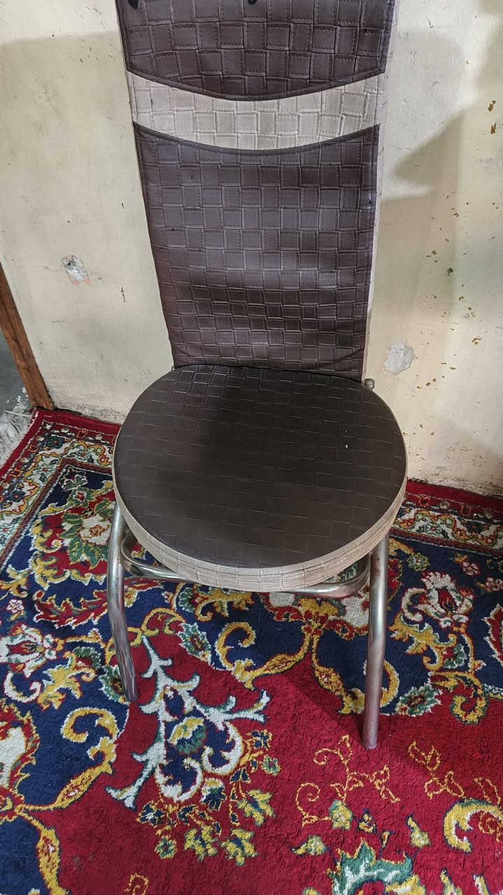 التخم الاخضر نظيف وبسعر 50 قفل والتخم الخشب كذلك نضيف بسعر 25 قفل ميز طعام يتكبر ويتصغر ويا كراسي اربعه 35 هو والكراسي وميز ثاني بدون كراسي هم يتكبر ويتصغر ب15 كلهن قفل 
المكان الحرية الاولى شارع الكازينو


**إذا كنت صاحب هذا الإعلان وتريد حذفه لأي سبب، رجاءا أرسل رسالة إلى الدعم الفني**