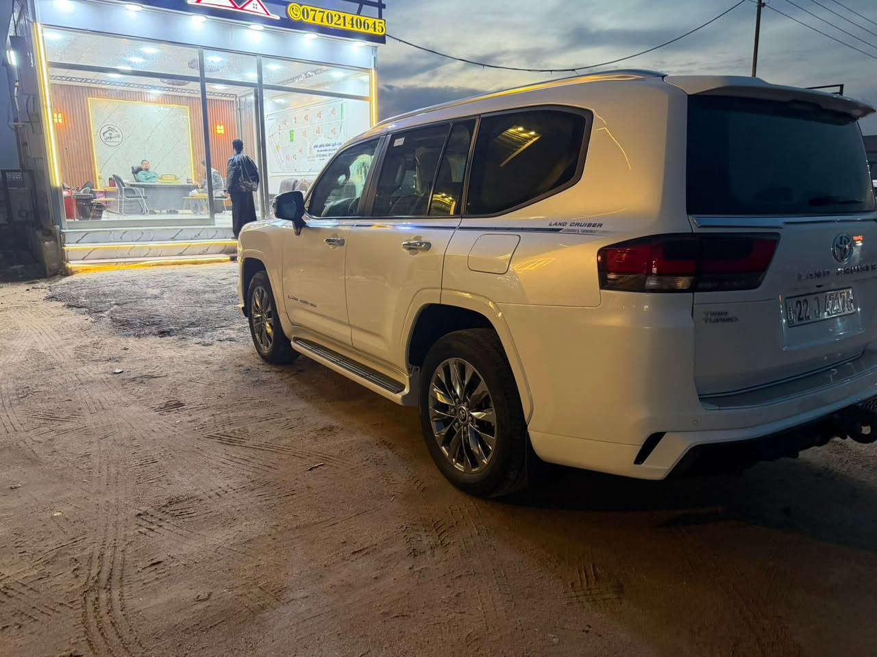 السلام وعليكم لاندكروز موديل 2024 توين تيربو ساز لمتد فول مواصفات  رقم اربيل ماشيه 39 الف كفاله عامه السعر ب730 العنوان بصره الهاتف ***********
