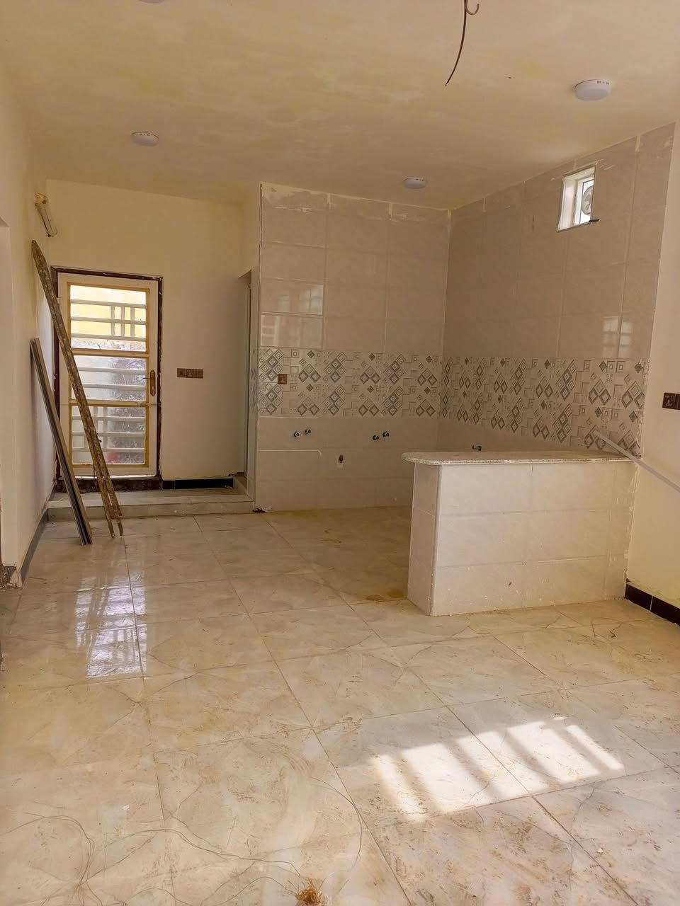 شقة للايجار في العروبة قرب صيدلية الورود
تحتوي على غرفتين وصاله ومطبخ وصحيات 
للاستفسار الاتصال على الرقم الموجود 
***********
